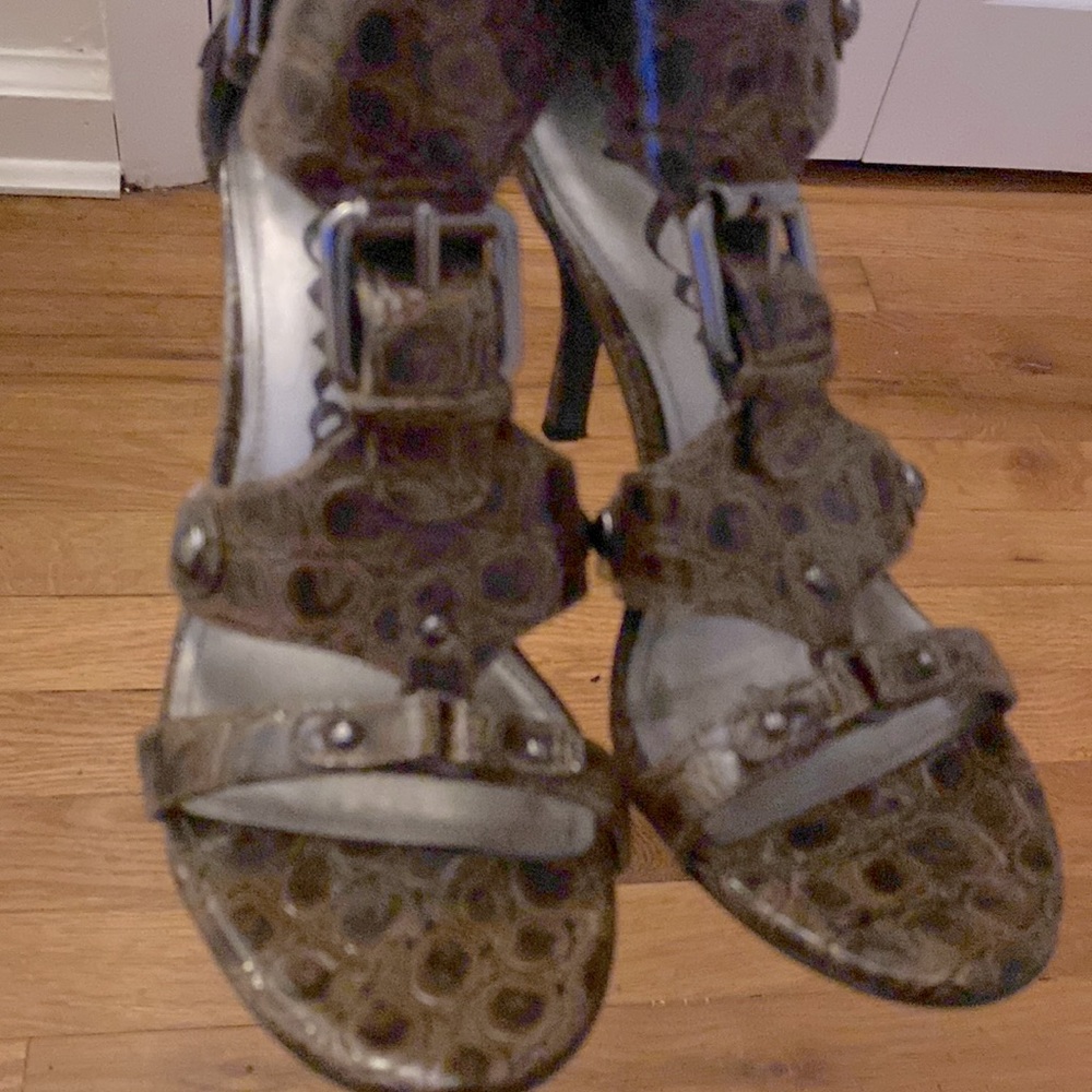 Buckle open toe buckle sandal.Good condition.
